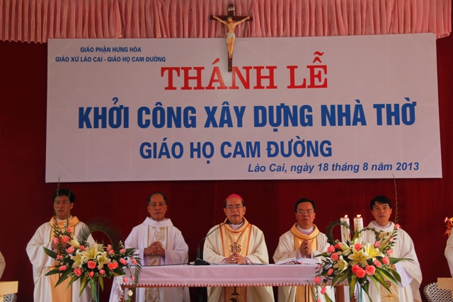 Chuyến viếng thăm mục vụ  của Đức Cha Gioan Maria Vũ Tất tại giáo hạt Lào Cai