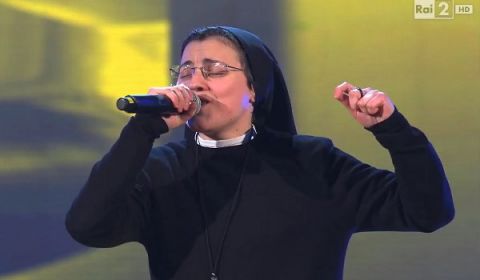 Một nữ tu “cháy hết mình” trên sân khấu The Voice của Ý