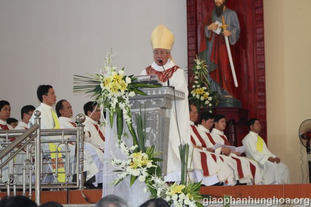 Đức cha Phụ tá Anphong Nguyễn Hữu Long giảng lễ
