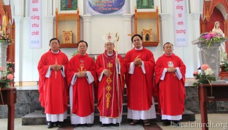 Đức cha chính Gioan Maria Vũ Tất và quý cha Hội Thừa Sai Việt Nam thăm và dâng Thánh lễ tại giáo xứ Lào Cai