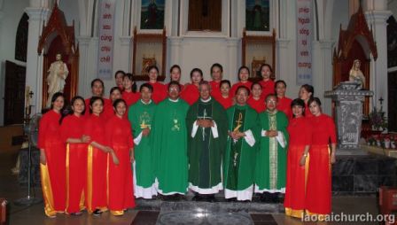 Đức cha phụ tá Anphong và các bạn đến thăm giáo xứ Lào Cai