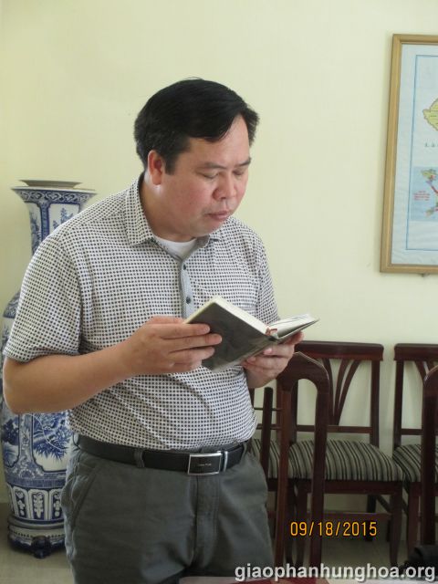 Cha Dương Đắc Tiến đọc Lời Chúa