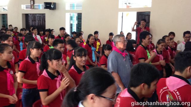 Đức Cha Anphong Nguyễn Hữu Long tham dự buổi gặp gỡ giới trẻ Giáo xứ Ro Lục lần 2