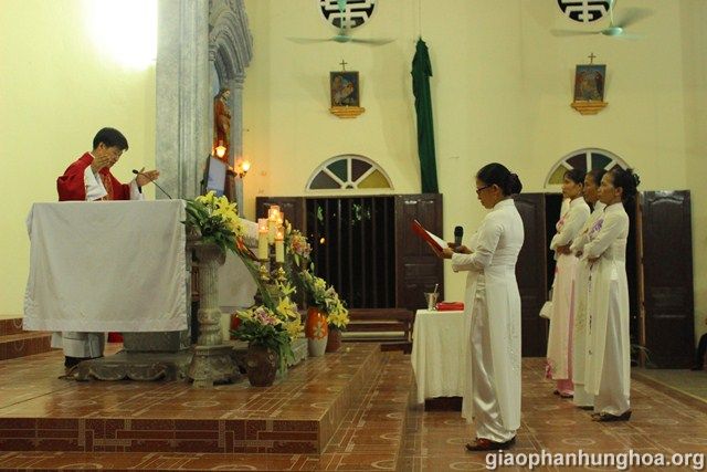 Cha xứ mời gọi cộng đoàn hiệp ý cầu nguyện cho các chị em 
