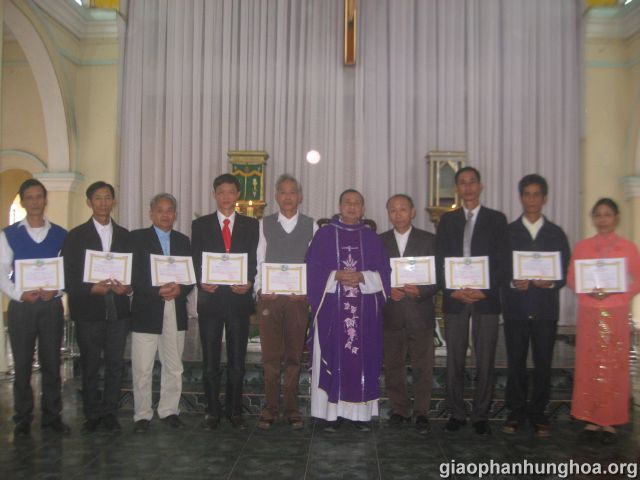 Cha Phêrô Phùng Văn Tôn trao bằng mãn nhiệm cho BHG khóa V