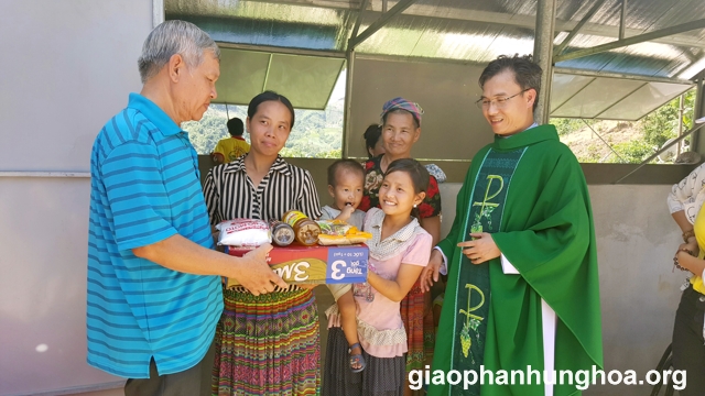 Trao quà sau Thánh lễ