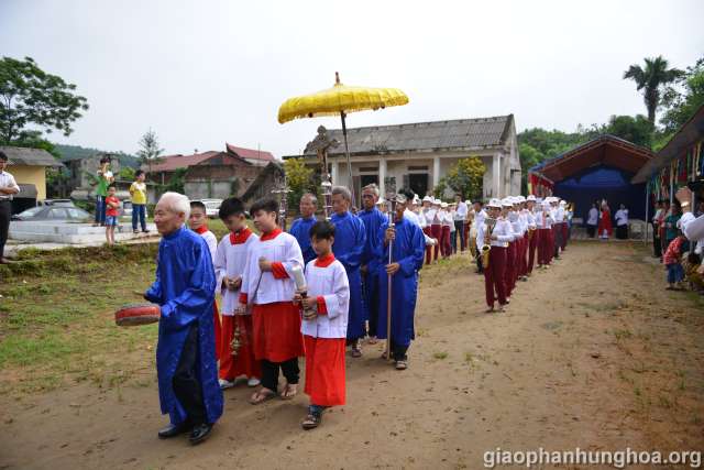 Rước Chủ tế và đoàn đồng tế vào nhà thờ