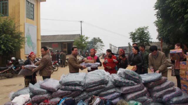 Giáo họ Quang Kim tặng quà những hộ nghèo xã Tòng Sành, huyện Bát Xát, tỉnh Lào Cai