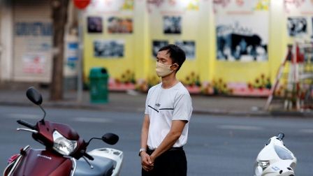 Một bạn trẻ cầu nguyện trước nhà thờ đóng cửa tại Sài Gòn trong đại dịch (18/4/2020) 