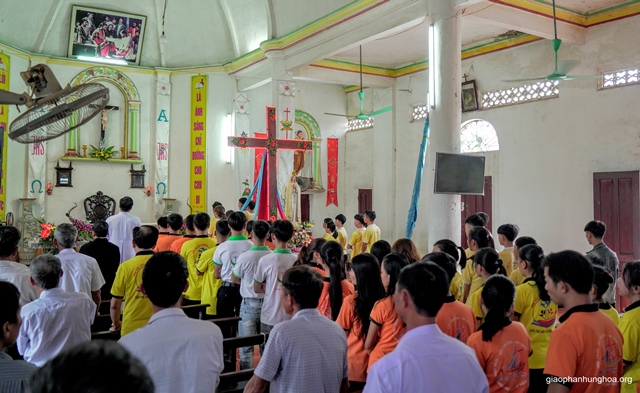 Quý cha và các bạn trẻ cùng tham dự nghi thức trao - nhận Thánh Giá tại nhà thờ giáo xứ Làng Lang