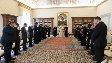 ĐTC tiếp kiến kiến các linh mục sinh viên Pháp (Vatican Media)