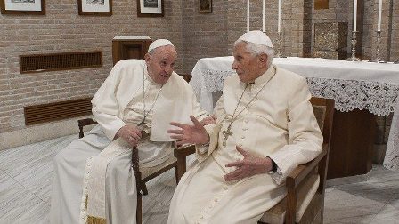 ĐTC Phanxicô và Đức nguyên Giáo hoàng Biển Đức XVI (Vatican Media)