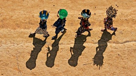 Các thiếu nữ Mali vận chuyển nước và thực thẩm ( © Yann Arthus Bertrand)