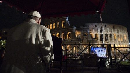 ĐTC chủ sự buổi suy niệm Đàng Thánh Giá tại đấu trường Colosseo vào Tuần Thánh năm 2018 