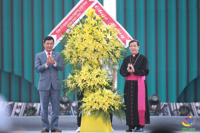 Tỉnh ủy - HĐND - UBND - UBMTTQ Việt Nam tỉnh Phú Thọ tặng hoa chúc mùng