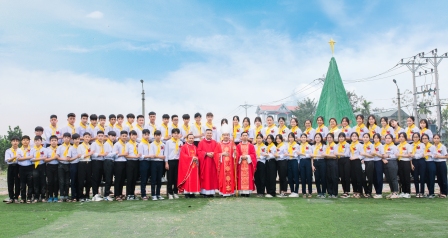 Đức cha Đaminh Hoàng Minh Tiến ban Bí tích Thêm Sức cho 63 em thiếu nhi tại giáo xứ Thuấn Nội