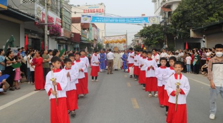 Cung nghinh Thánh Thể tại giáo xứ Hoàng Xá