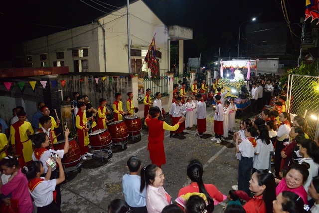 Đoàn rước cung nghinh Thánh Thể Chúa ra ngoài nhà thờ được tổ chức long trọng