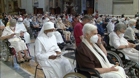 Các tín hữu tham dự Thánh lễ Ngày Thế giới Ông bà và Người cao tuổi tại Vatican (25/7/2021) 