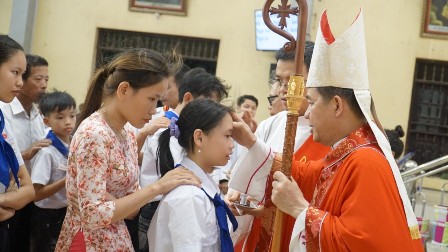 Giáo xứ Hoàng Xá: 164 em Thiếu nhi lãnh nhận Bí tích Thêm Sức