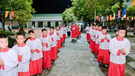 Thánh lễ ban Bí tích Thêm Sức tại giáo xứ Dị Nậu