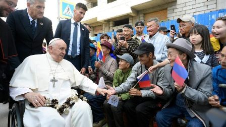 Tín hữu Mông Cổ chào đón Đức Thánh Cha (Vatican Media)