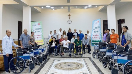 Caritas Hưng Hóa trao tặng Xe Lăn Tình Thương cho người khuyết tật