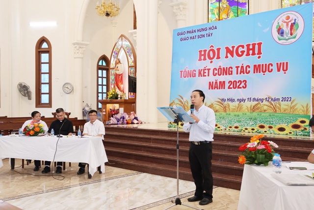 Cha Giuse Nguyễn Văn Mạnh báo cáo tổng kết hoạt động thiếu nhi Thánh Thể của giáo hạt trong năm 2023 và phương hướng năm 2024