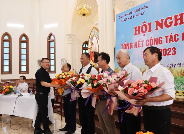 Cha Quản hạt Giuse Nguyễn Văn Hùng tặng hoa chúc mừng 5 thành viên của Ban chấp hành Mục vụ giáo hạt khóa VIII nhiệm kỳ (2023 - 2027)