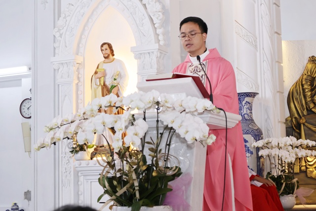 Cha Giuse Nguyễn Hải Đăng – Phó đặc trách giáo xứ Hạ Hiệp giảng trong Thánh lễ
