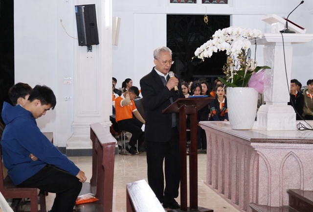 Ông Giuse Phan Tiến Bình công cố quyết định thành lập giới trẻ giáo xứ Cát Ngòi