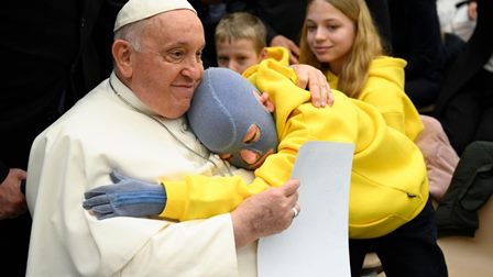 ĐTC Phanxicô ôm chào một bệnh nhân trẻ tuổi (VATICAN MEDIA Divisione Foto)