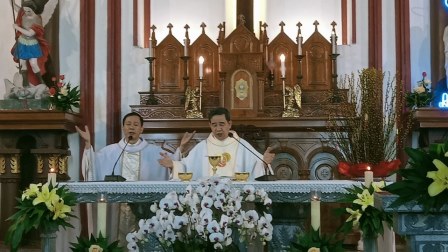 Đức cha Đaminh Hoàng Minh Tiến dâng Thánh lễ Giao Thừa tại giáo xứ Phú Nghĩa – Ba Vì