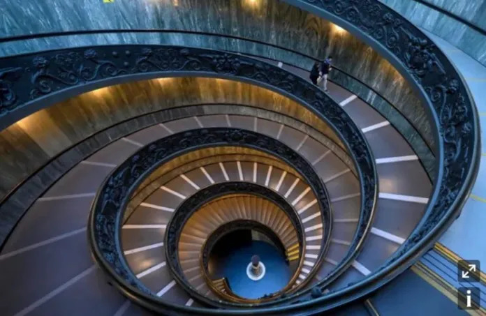 Cầu thang Bramante trong chuyến thăm riêng đến Bảo tàng Vatican, ngày 13 tháng 2 năm 2024. / Tiziana FABI / AFP