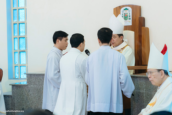 Các tiến chức thề hứa vâng phục Đức Giám mục