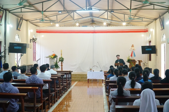 Liên tu sĩ Giáo hạt Hòa Bình - Sơn La - Điện Biên gặp mặt tại nhà thờ Giáo xứ Mộc Châu