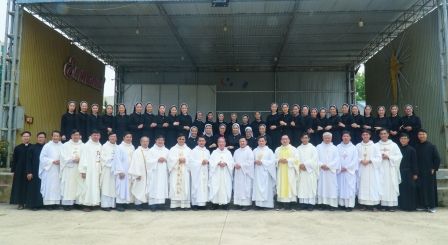 Liên Tu sĩ Giáo hạt Hòa Bình – Sơn La – Điện Biên gặp mặt và quý cha Dòng Don Bosco tĩnh tâm tại Giáo xứ Mộc Châu