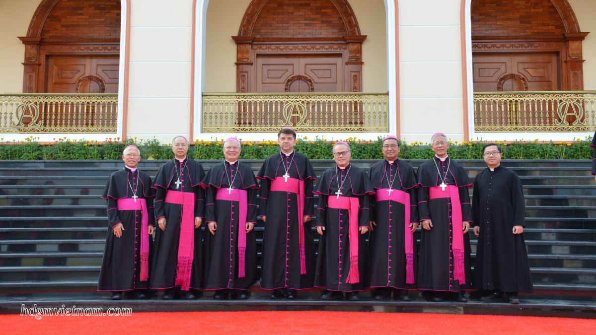 Các Đức Giám mục Giáo tỉnh Huế