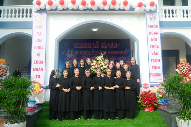 Quý chị em ở các cộng đoàn cùng đến chia sẻ niềm vui với cộng đoàn Mến Thánh Giá Bách Lộc