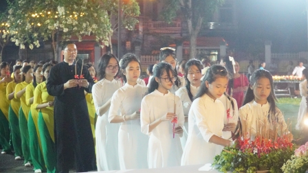 Đội hoa giáo xứ Chính tòa Sơn Lộc và Đội hoa giáo xứ Mộc Hoàn: Đồng tiến dâng hoa kính Đức Mẹ
