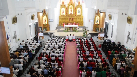 Đức cha Đaminh Hoàng Minh Tiến cử hành Thánh lễ ban Bí tích Thêm Sức tại nhà thờ giáo xứ Yên Bái