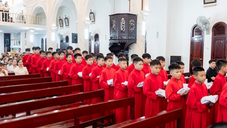 Thánh lễ tạ ơn và nghi thức tiếp nhận các em lễ sinh tại giáo xứ Trù Mật