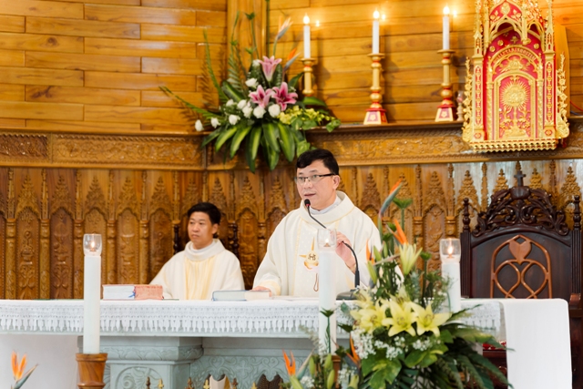 Thánh lễ tạ ơn và nghi thức nhận xứ của cha Giuse Đỗ Văn Đại được cử hành vào lúc 8g30, thứ Ba ngày 25/06/2024, do cha Tổng Đại diện Phaolô Nguyễn Quang Đĩnh chủ sự.