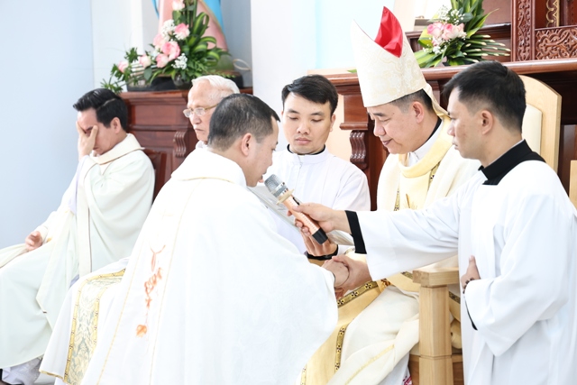Cha tân chính xứ Giuse lặp lại lời tuyên hứa ngày chịu chức linh mục