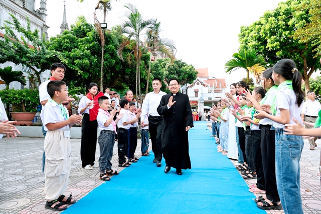 Cộng đoàn hân hoan chào đón cha tân chính xứ Giuse Nguyễn Văn Úy