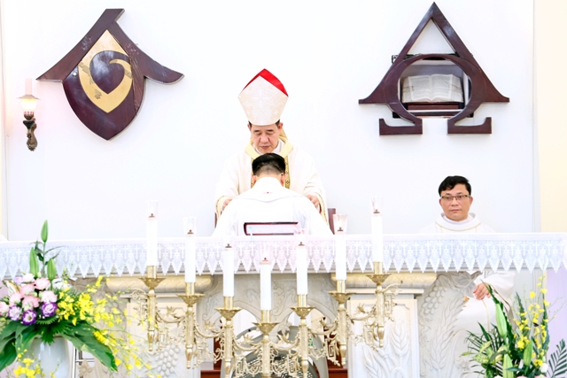 Đức Giám mục trao dây Stola cho cha tân chính xứ Giuse Nguyễn Văn Úy