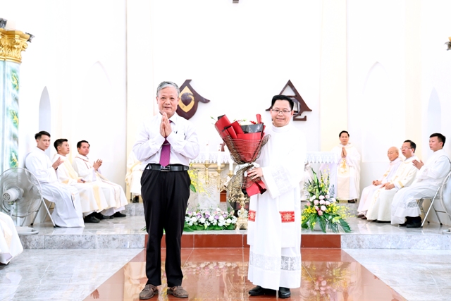 Đại diện cộng đoàn giáo xứ tặng hoa chào mừng cha tân chính xứ