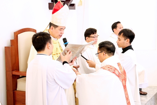 Cha tân chính xứ lặp lại lời hứa khi thụ phong linh mục