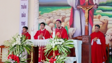 Đức cha Đaminh Hoàng Minh Tiến thăm mục vụ và ban Bí tích Thêm Sức tại Giáo xứ Sông Chảy