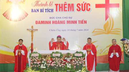 Đức cha Đaminh ban Bí tích Thêm Sức cho 116 em thiếu nhi tại giáo xứ Chiêu Ứng